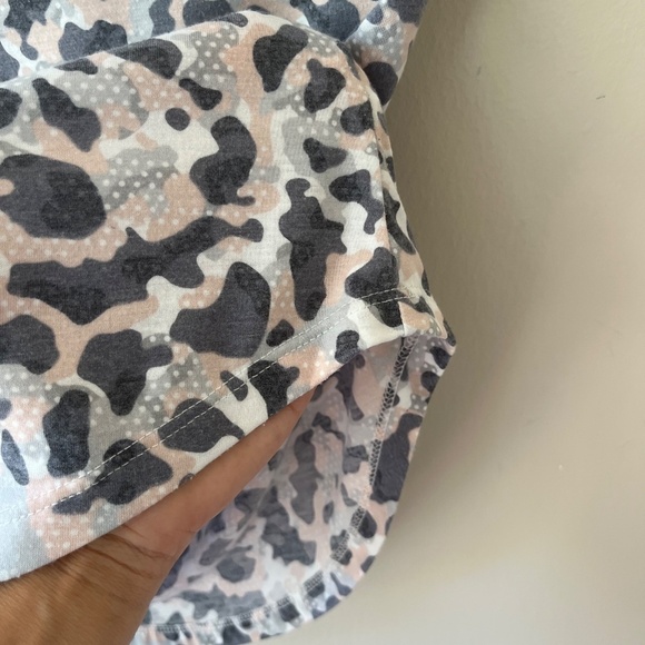 Old Navy‎ Sz M Lightweight Scoop Neck Blouse Tee Shirt Camo Top Stretch - Picture 4 of 5